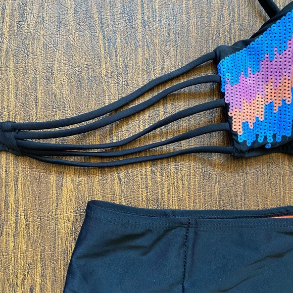 Bikini - Picture 3 of 3